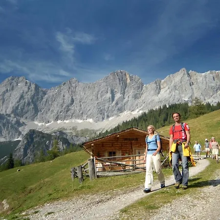 Mit Atemberaubendem Blick Auf Planai Und Inklusive Parkplatz